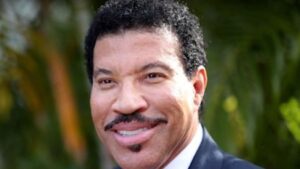 Net Worth, Salary & Earnings of Lionel Richie in 2023 